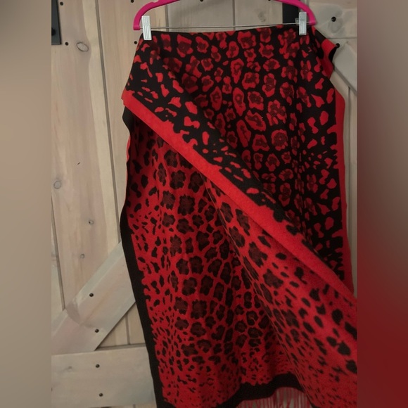 NWOT Reversible Leopard Print Fringe Scarf - Picture 2 of 6